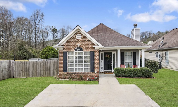 Pelham Maison | Charming 2-bedroom house in adorable Pelham with WiFi, AC