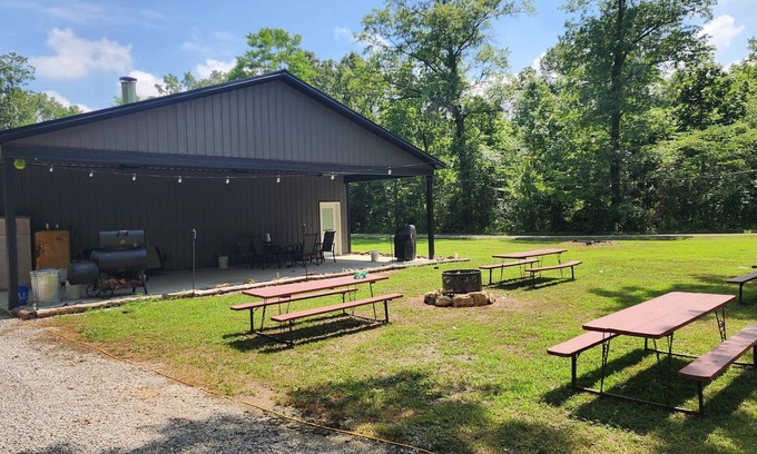 Washington County Cabine | Charming 2-bedroom lodge with WiFi, AC, quietly tucked away in the woods.