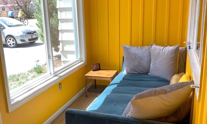 Edgewater Maison | Charming 2-bedroom mid-century home in Lakewood