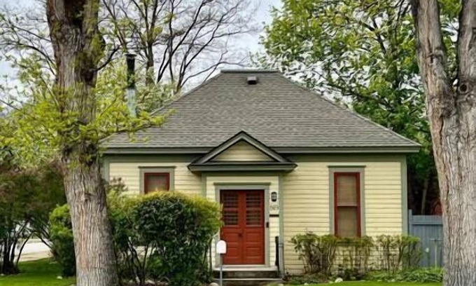 Hamilton Maison | Charming 2 bedroom, south side Hamilton home!