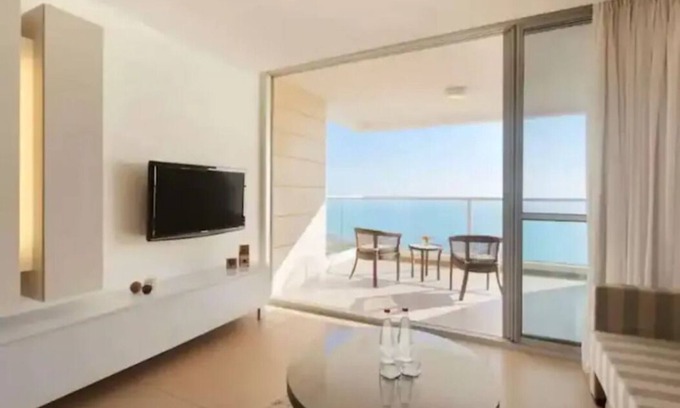 Acre Appartement | Charming 2 bedroom Suite with Sea View