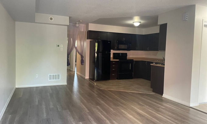 Oakville Maison | Charming 2-bedroom townhome with AC and WiFi in Oakville