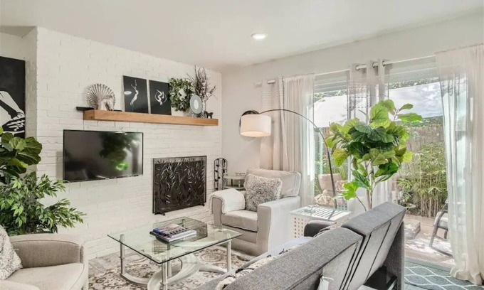Brentwood Copropriété | Charming 2-bedroom Townhome Near UT Campus/Rosedale