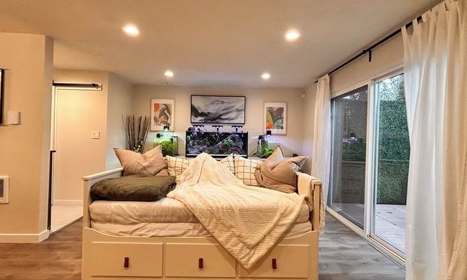SeaTac Maison | Charming 2-bedroom townhome that sleeps 6 comfortably near SeaTac Intl. Airport