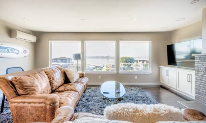 Tacoma Maison | Charming 2-bedroom unit with WiFi, AC with amazing Puget Sound view in Tacoma