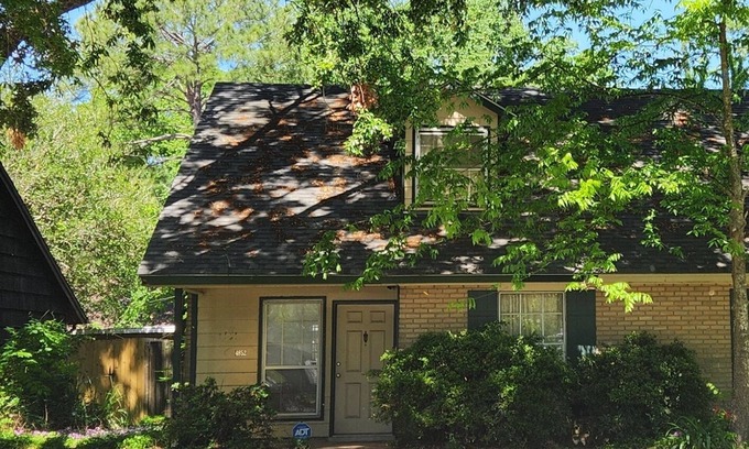 Highlands - Perkins Maison | Charming 2-bedroom home with fenced yard sleeps 6 in Baton Rouge near Tigerland