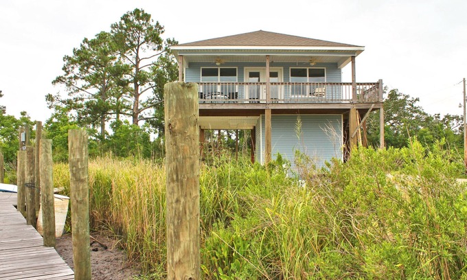 Shoreline Park Maison | Charming 2-bedroom house on the water in lovely Bay St. Louis