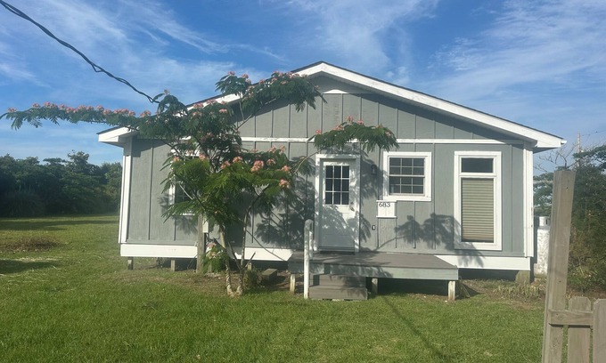 Hobucken Maison | Charming 2-bedroom house with private beach access in peaceful Cedar Island