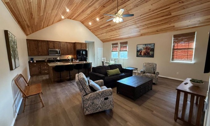 Honey Grove Appartement | Charming 2-bedroom apt in lovely Honey Grove TX. Minutes from Boi D'Arc Lake!