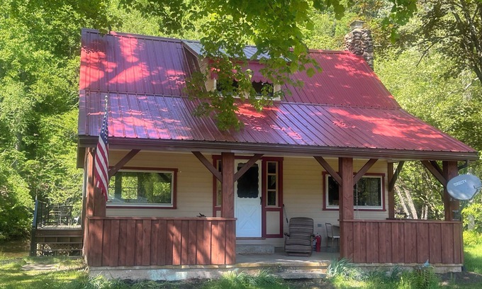 Lairdsville Cabine | Charming 2-bedroom cabin on Muncy Creek, near Muncy Valley with AC