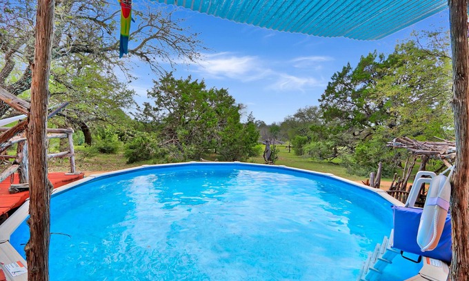 Johnson City Maison | Charmant chalet de 2 chambres avec piscine privée et bain à remous au cœur du Texas Hill Country!