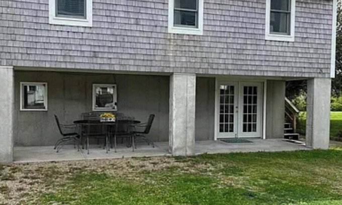 Mattapoisett Maison | Charming 2-bedroom house in Mattapoisett 2 minute walk to the beach, WiFi, AC