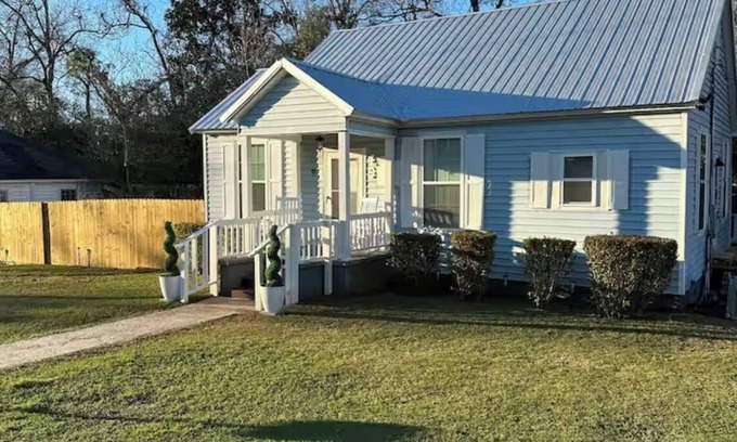 Perdue Hill Maison | Charming 2-bedroom house in Monroeville with Wi-Fi and AC.