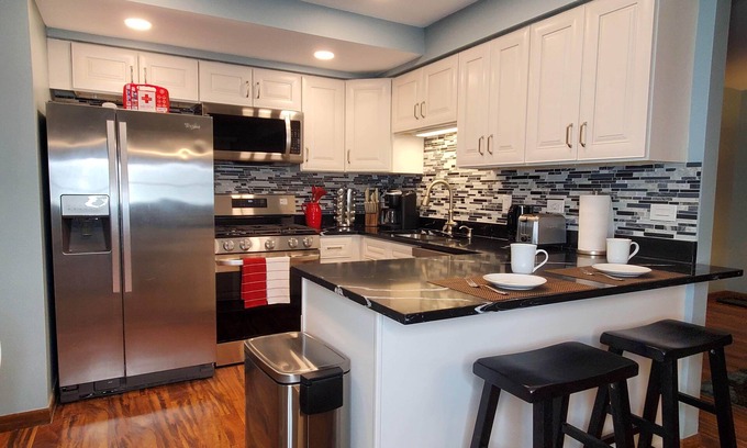 Palos Hills Appartement | Charming 2-Bedroom Apt. King Bed, Desk, Fast WiFi, A/C, Near Hospitals