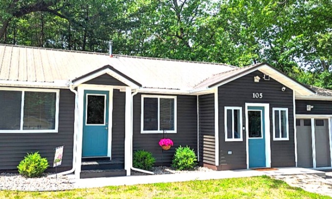 Prudenville Maison | Charming 2-bedroom house in beautiful Prudenville with lake access.