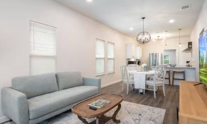 Government Hill Maison | Charming 2-bedroom house in wonderful San Antonio with AC