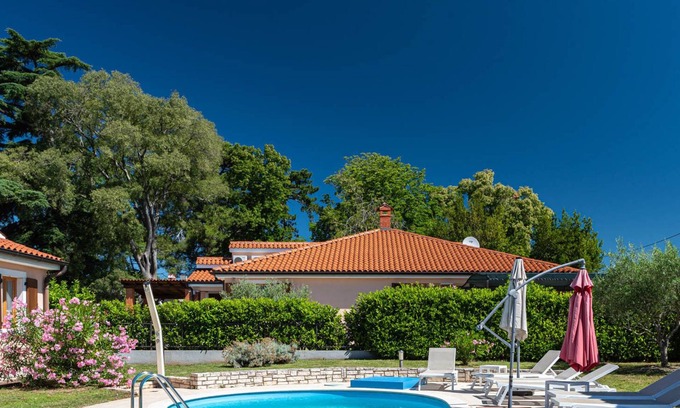 Farini Villa | Charmante villa de 2 chambres avec piscine privée chauffée