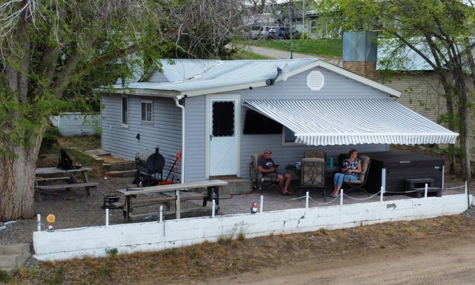 Bellevue Cabine | Charming 2 bedroom waterfront cabin at Magic Reservoir with hot tub
