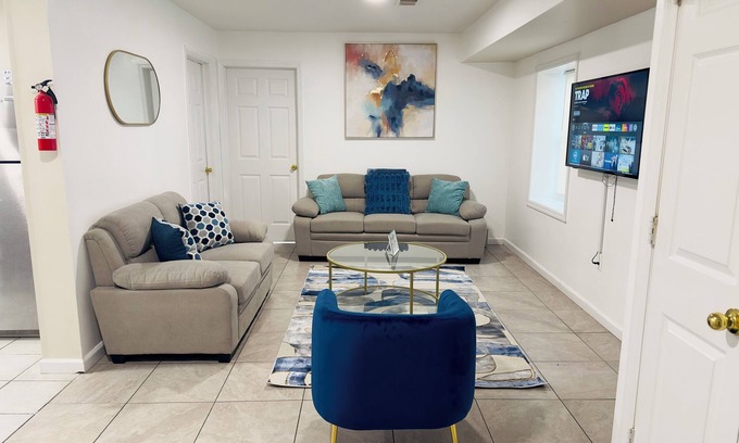 Newark Maison | Charming 2-bedroom with AC/heat and WiFi 6 mins from EWR 30 mins to NYC