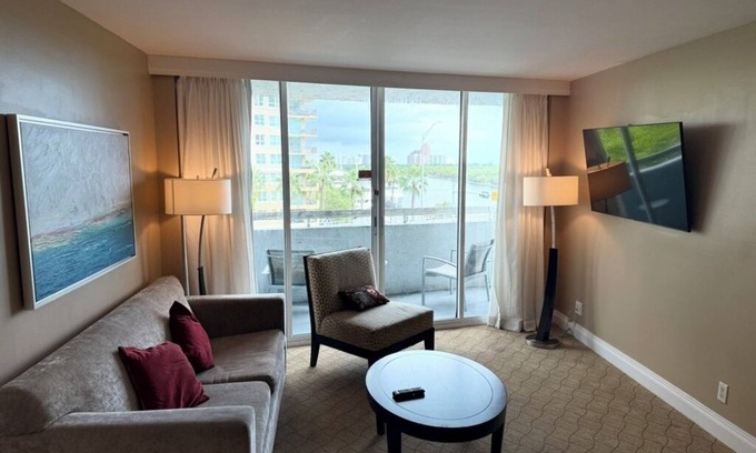 East Fort Lauderdale Copropriété | Charming 2-BR condo with, fitness room in Ft. Lauderdale and 2 blocks from beach