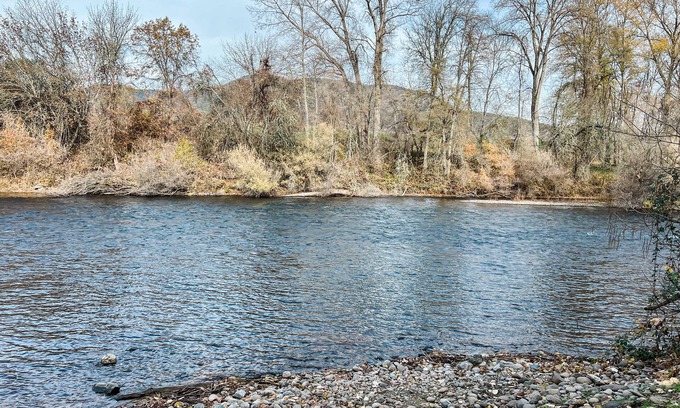 Gold Hill Cottage | Hot Tub w/ River Views / Close to I-5 / Private Patio