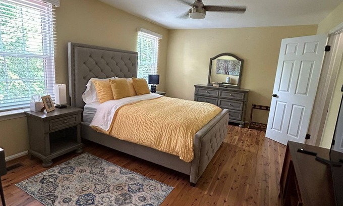Lake Ridge Maison | Charming 2 levels guest unit in a house in amazing lake ridge area.
