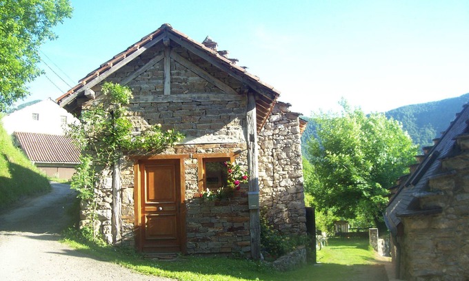 Oust Maison | Maison de charme et de caractere 2* dans hameau tranquille de montagne .
