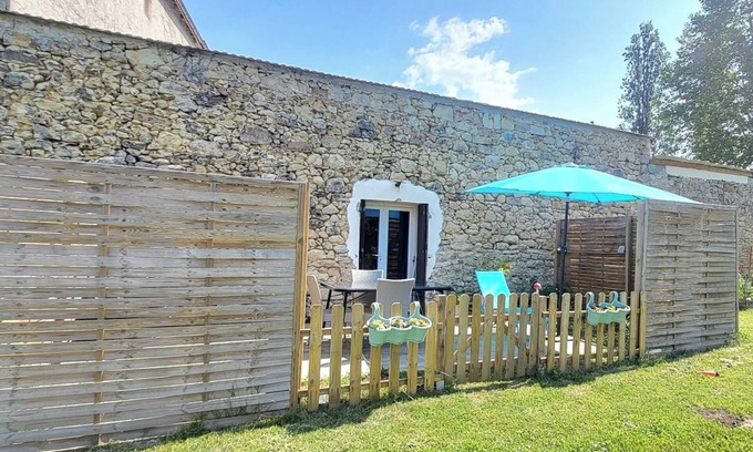 Mazeres Appartement | Charming 2-person studio. Access to swimming pool, pets allowed under certain conditions.