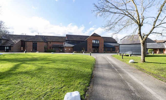Eversley Appartement | Charming 20-Bed self contained dwelling in Hook