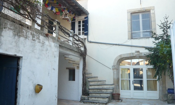 Saint-Clement Maison | Maison de village de 210 m2 plein de charme sur 2 niveaux avec cour et terrasse