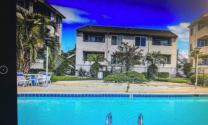 Slidell Copropriété | Charming 2Bd. waterfront living, pool, fitness rm. in serene Slidell