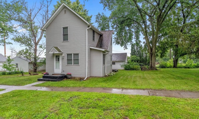 North Liberty Maison | Charming 2bed, 1.5bath home with fire pit, near trails, dining, and key landmark