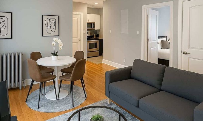 West Lakeview Appartement | Charming 2BR in Vibrant Lakeview