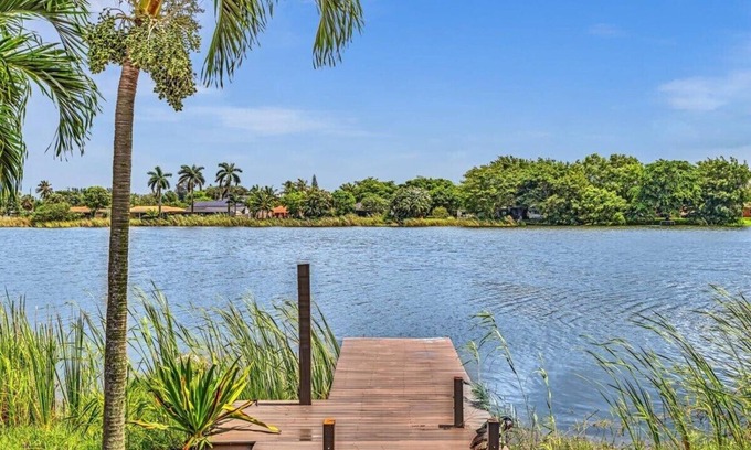 Davie Maison | Charming 2BR Lakefront Cottage in Davie near Beach