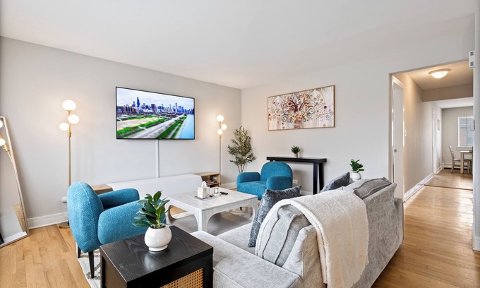 Des Plaines Appartement | Charming 2BR Near O'Hare – Relax & Explore