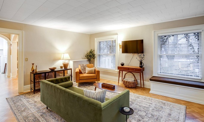 East Avenue Appartement | Charming 2BR, near Park Ave with private balcony!