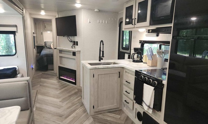 Keystone Heights Maison | Charming 2BR RV w/ AC, Near Lakes & Parks — Perfect for Families