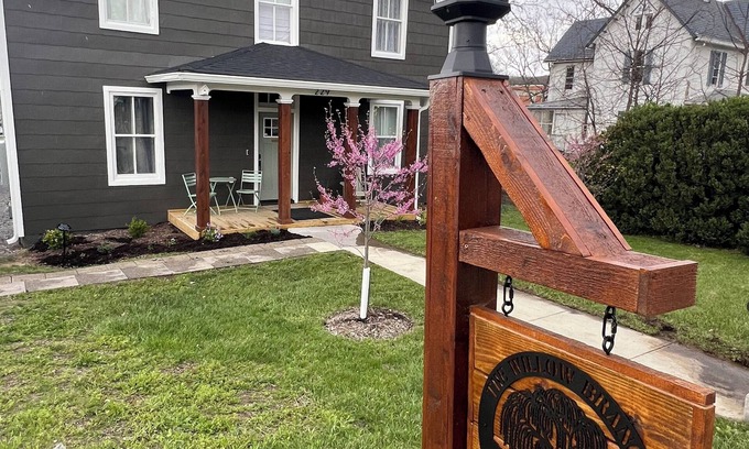 Romney Appartement | Charming 2BR Top-Floor Suite Renovated 1870 Home Porch, Fire Pit, Full Amenities