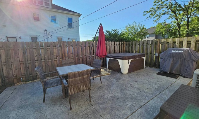 Weinland Park Maison | Modern Home w/ Hot Tub - Walk to OSU & Short North