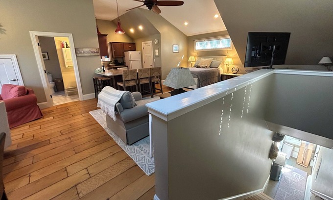 South Eliot Appartement | Charming 2nd floor studio in Eliot’s riverfront area with many amenities.
