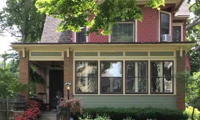 Downtown Toledo Maison | Charming 2nd floor unit in historic district