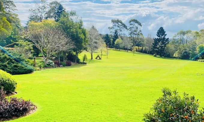 North Tamborine Chalet De Ski | Charming 3-bedroom Chalet in the heart of superb Tamborine Mountain