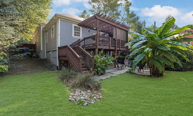 West End Maison | Charming 3-Bdrm Retreat w/Spacious Deck/Backyard