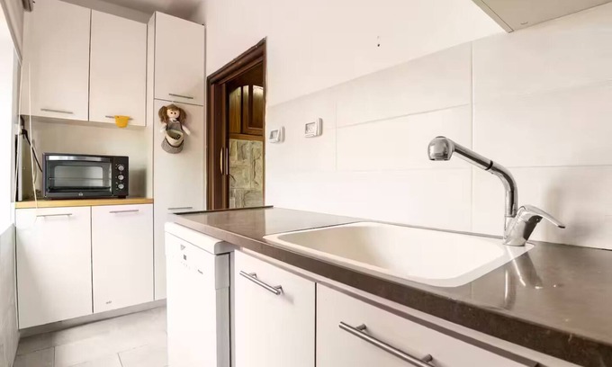 Daliyat al-Karmel Maison | Charming 3-Bedroom Home in Heart of Daliyat al-Karmel. Park & Walk Everywhere