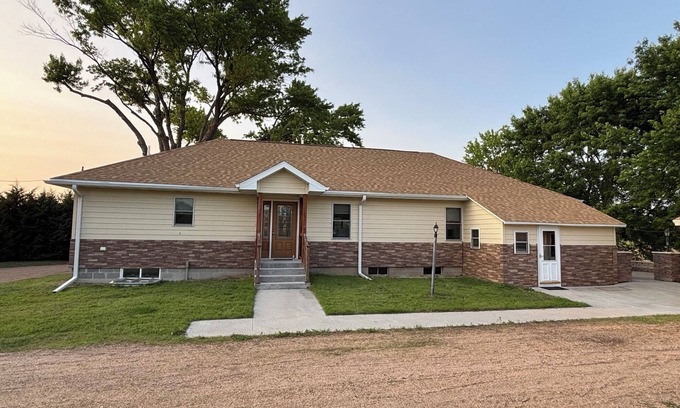 Red Cloud Autre | Charming 3-bed, 2-bath ranch house in the serene countryside near Red Cloud.