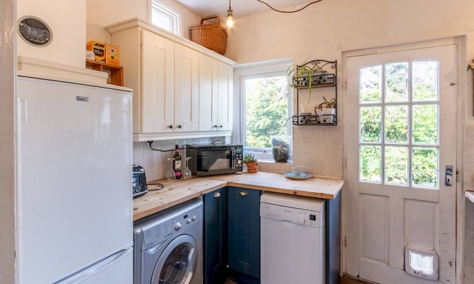 Leigh-on-Sea Maison | Charming 3-Bedroom Cottage in Leigh On Sea | Pass the Keys
