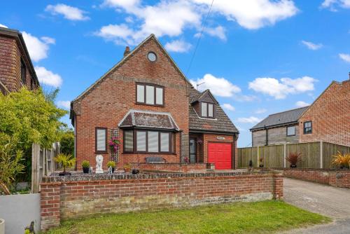 Runham Maison | Charming 3-Bed House Sleeps 6 in Rural Setting