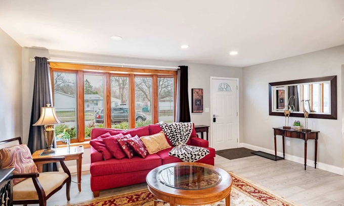 Romulus Maison | Charming 3-Bed Stay, Airport 10 Min, Pets OK
