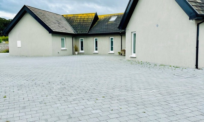 Monasterevin Maison | Charming 3-bedroom property with free WiFi and parking near Kildare village