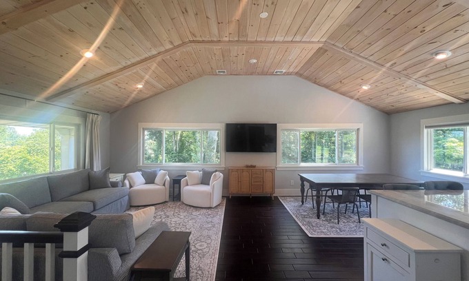 Saunderstown Maison | Charming 3-bedroom house in Plum Beach on a beautiful lot with WiFi and AC